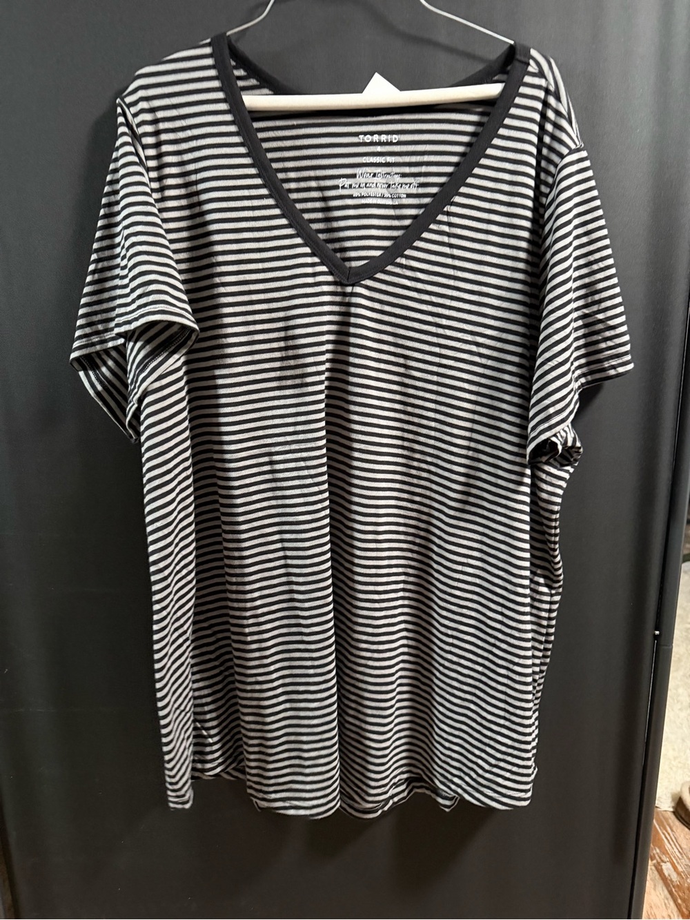 Torrid Black & White Striped V-Neck Tee SZ 4 classic fit